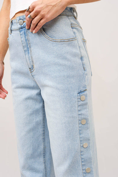 23408P - Mid Rise Side Panel Snap Up Wide Leg Jeans: LIGHT WASH / S