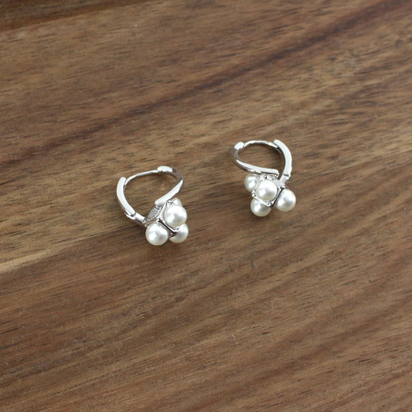 E25268 Faux Pearl Adorned Huggie Hoop Earrings: 01 GD