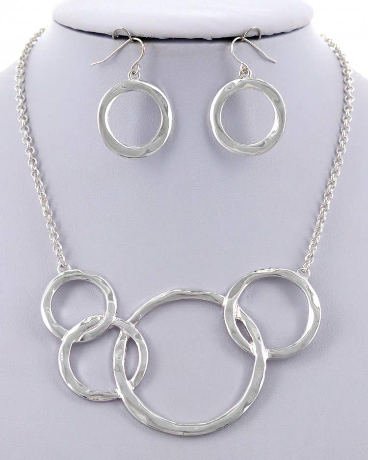 Overlapping Hammered Rings Necklace Set