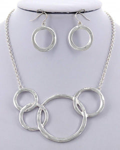 Overlapping Hammered Rings Necklace Set