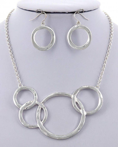 Overlapping Hammered Rings Necklace Set