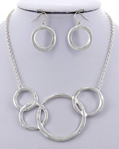 Overlapping Hammered Rings Necklace Set