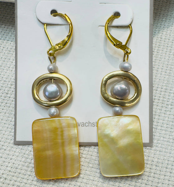 #899E-Shell Earring: Gold