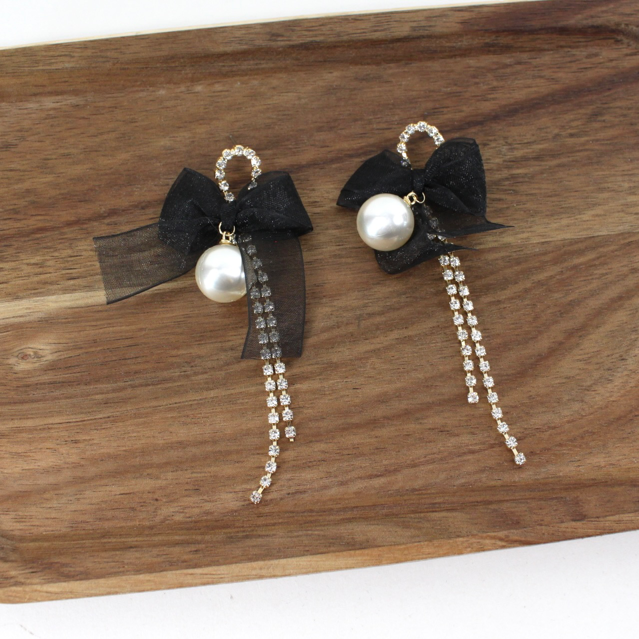 E24324 Bow Earrings w/Faux Pearl/Rhinestones: 01 Black