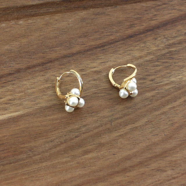 E25268 Faux Pearl Adorned Huggie Hoop Earrings: 01 GD