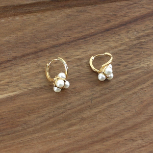 E25268 Faux Pearl Adorned Huggie Hoop Earrings: 01 GD