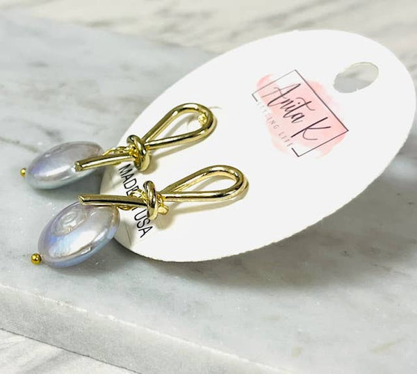 Gold Knot with a 15mm Coin Pearl Drop