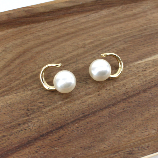 E25128 Faux Pearl Ball Post Earrings: 01 GD
