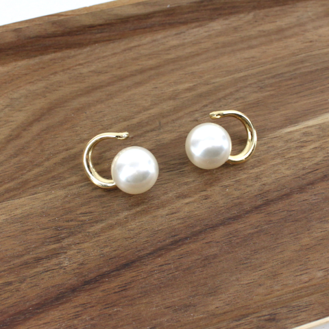 E25128 Faux Pearl Ball Post Earrings: 01 GD